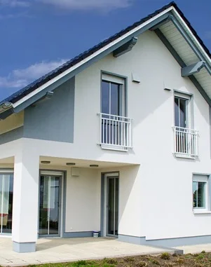 Frisch gestaltete Fassade eines Einfamilienhauses